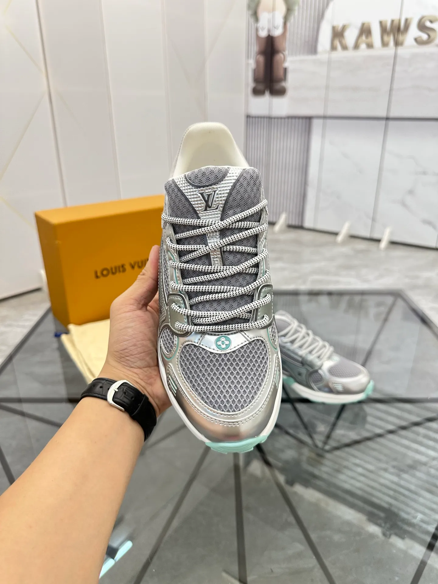 Men's shoes: 💰P660¥ Top quality Product trademark: LV* "Louis Vuitton*" low-top casual shoes Regular size: 35-44 (can be customized to 45.46) Couple style Product materials: Upper imported cowhide stitching original material, breathable lining, original outsole. Number: H218